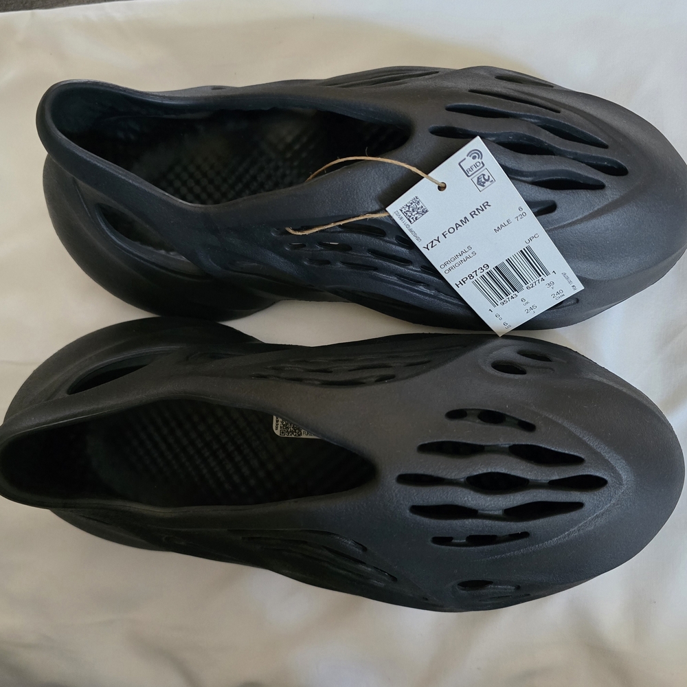 Yeezy Foam RNR Charcoal Mules